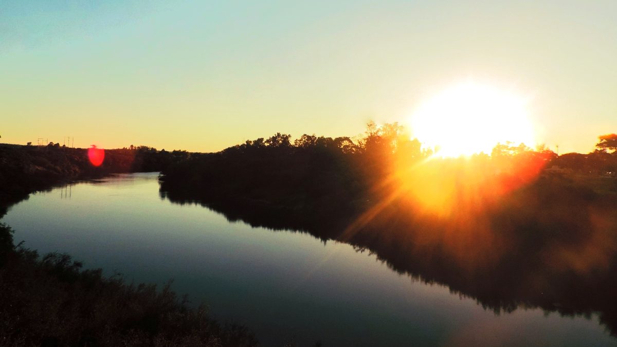 Rio ao pôr do sol na Reserva Biológica do Ibirapuitã, em Alegrete, no Rio Grande do Sul