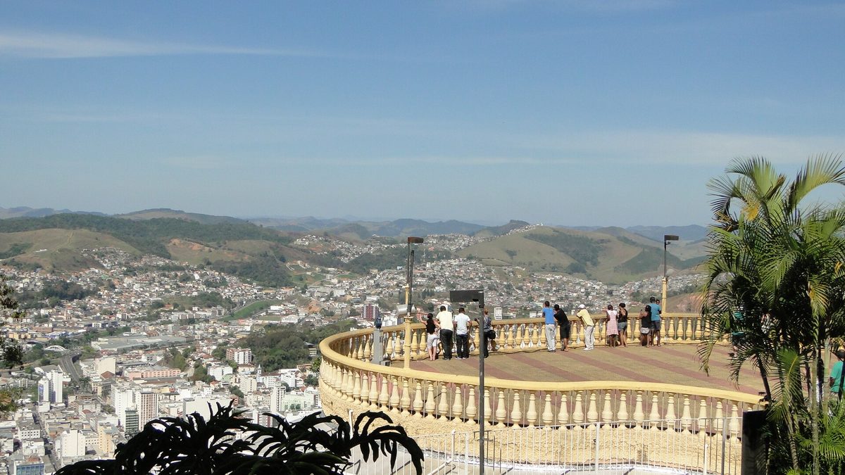 Mirante com vista para a cidade de Juiz de Fora, em Minas Gerais