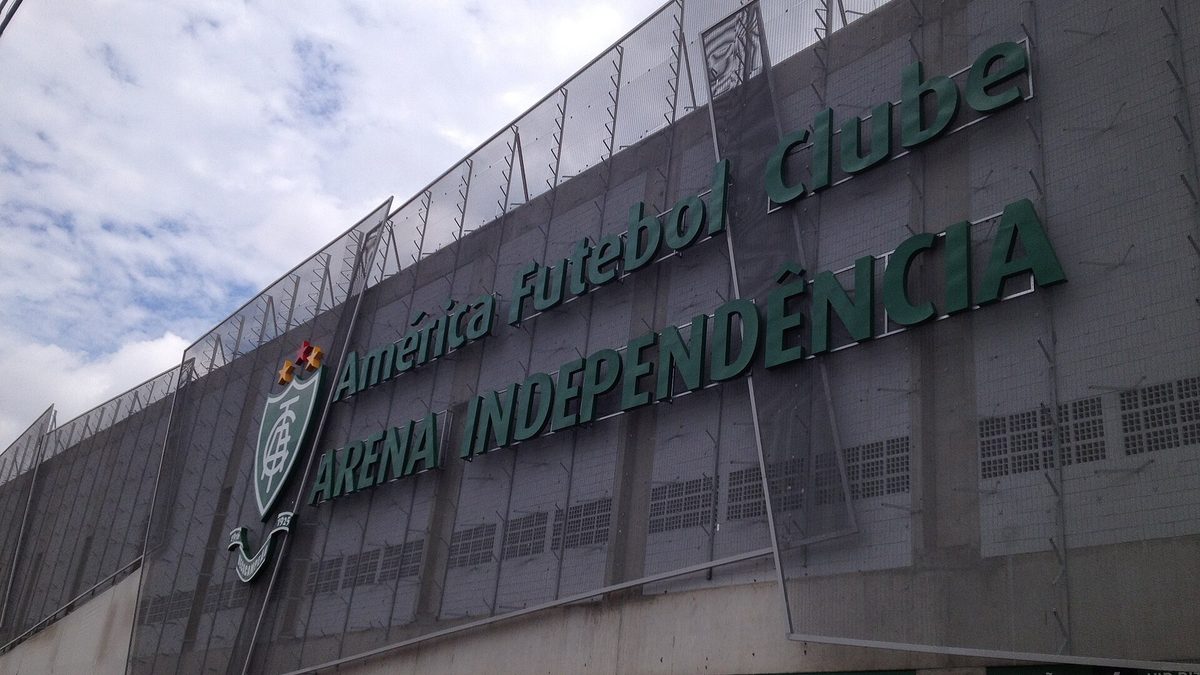 Fachada da Arena Independência com o escudo e o nome do América Futebol Clube