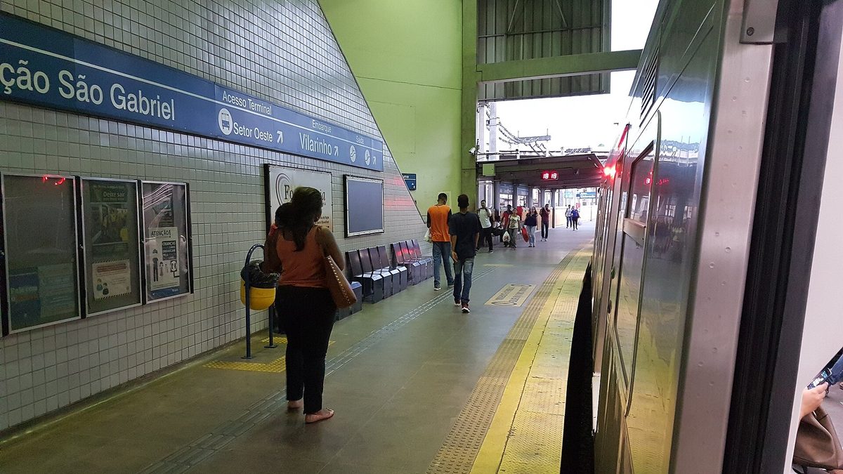 Plataforma da Estação São Gabriel do metrô, em Belo Horizonte, com trem parado ao lado