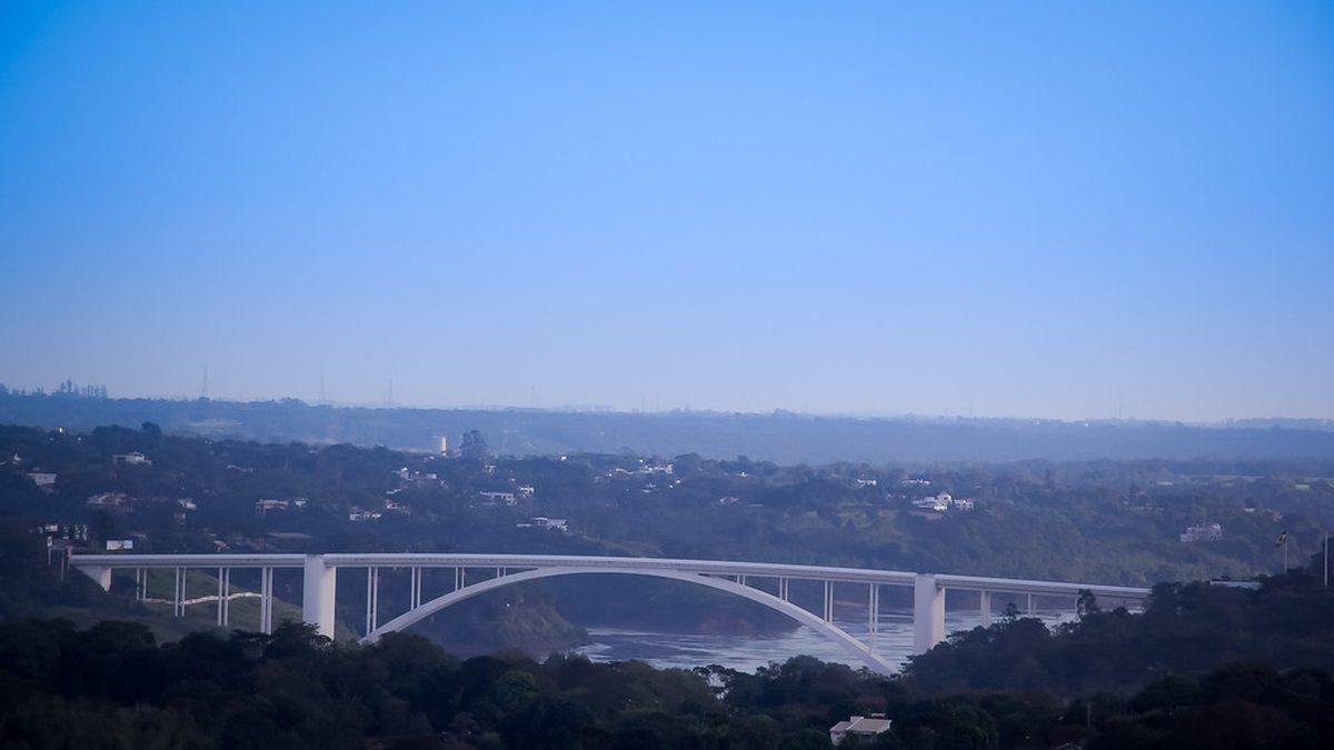 Ponte da Amizade sobre o rio Paraná, entre Foz do Iguaçu e Ciudad del Este