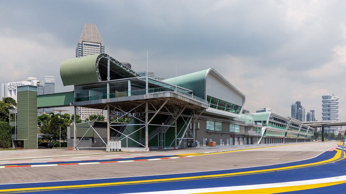 Prédio dos boxes e reta do circuito de rua de Marina Bay, em Singapura