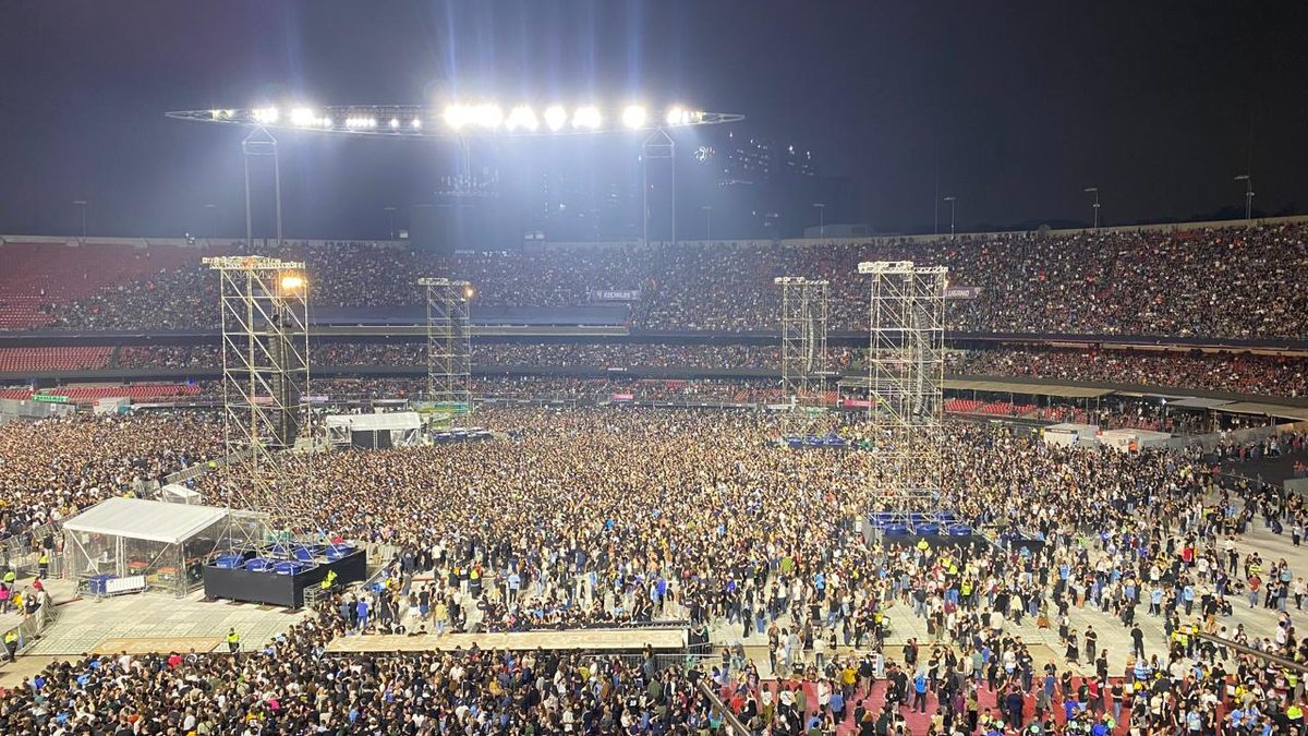 Público lota o gramado e as arquibancadas do estádio do Morumbi durante show noturno, em São Paulo