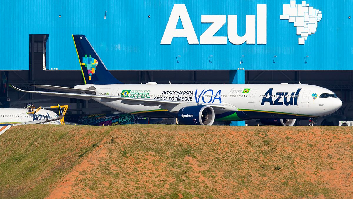Avião da Azul diante de hangar da companhia em aeroporto brasileiro
