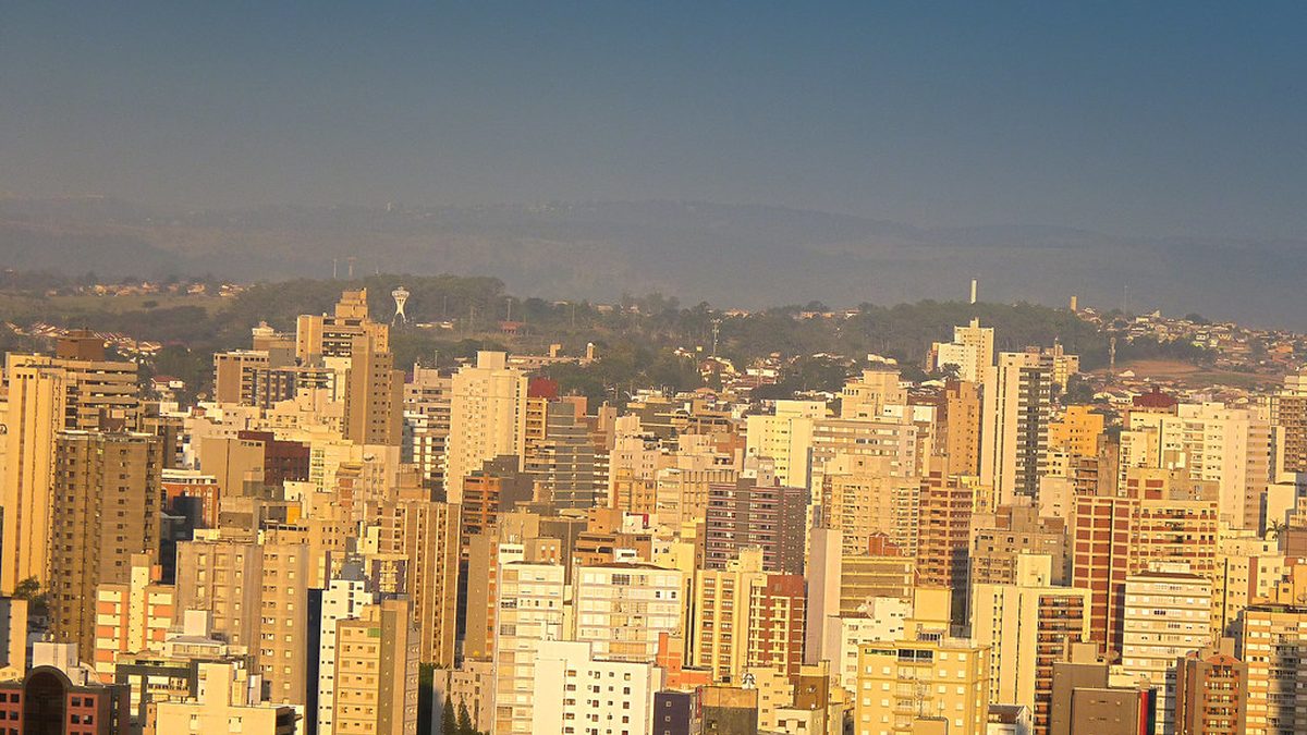 Prédios de Campinas iluminados pelo sol do fim da tarde