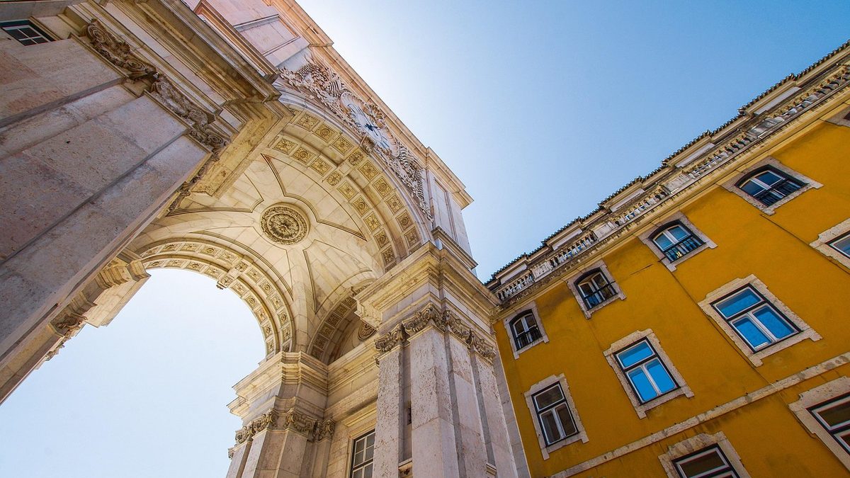 Arco da Rua Augusta e prédios amarelos da Praça do Comércio, em Lisboa