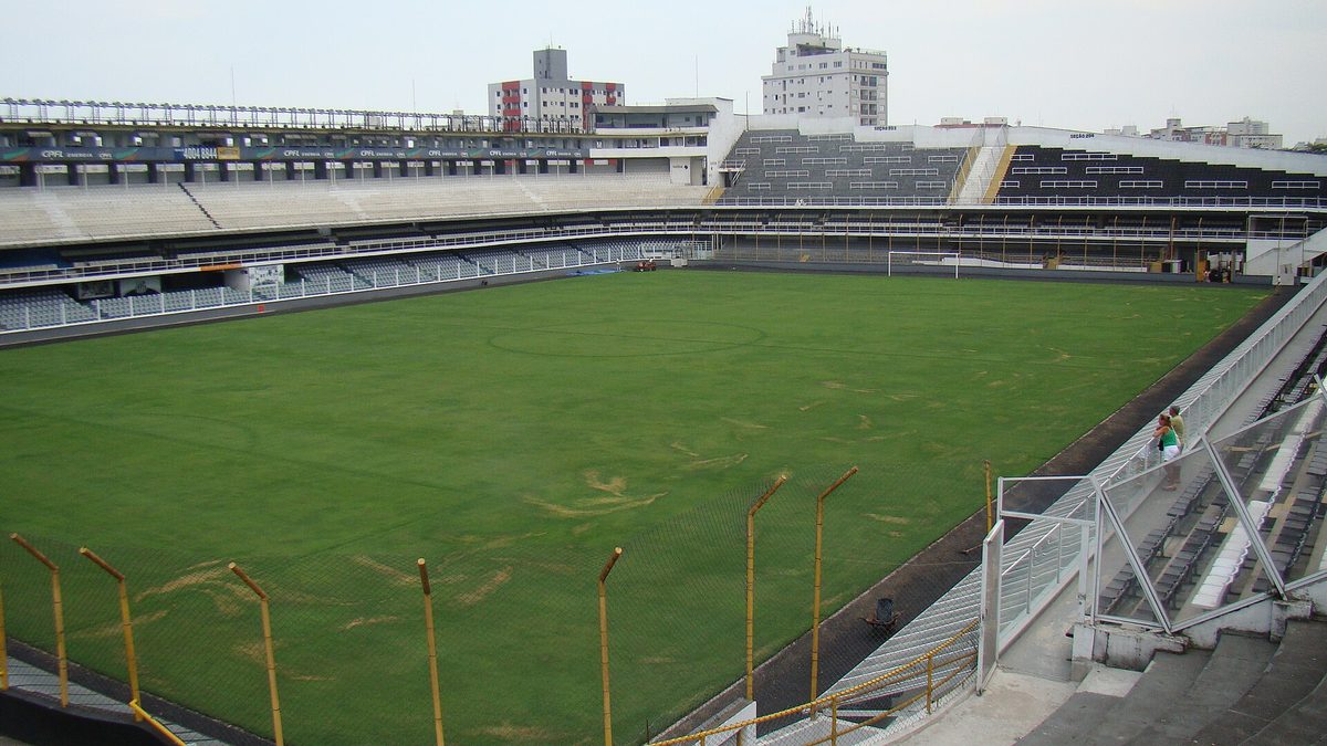 Gramado e arquibancadas vazias da Vila Belmiro, em Santos