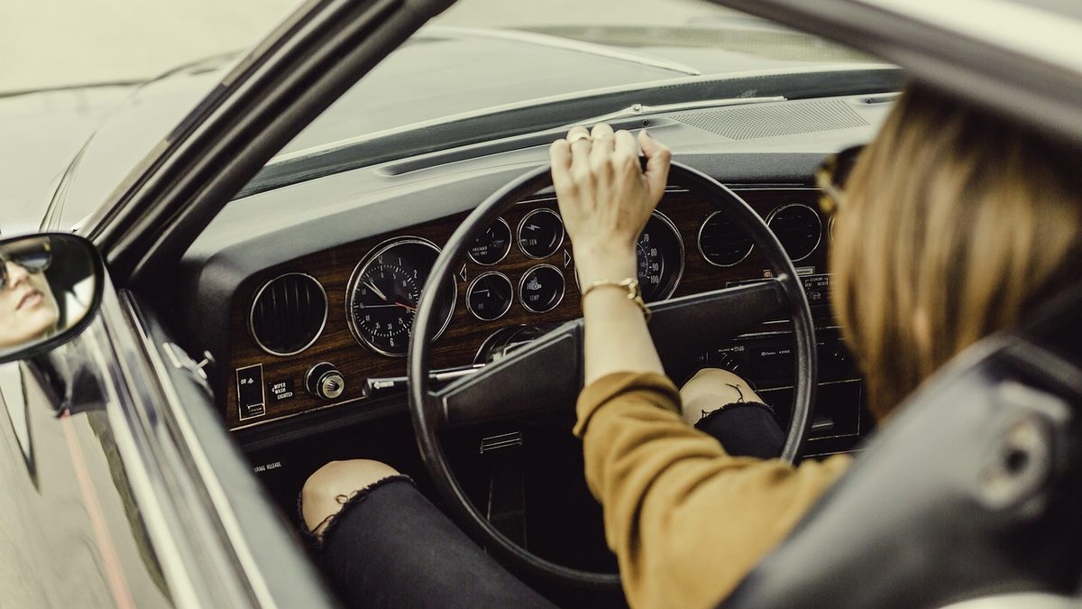 Motorista ao volante de um carro