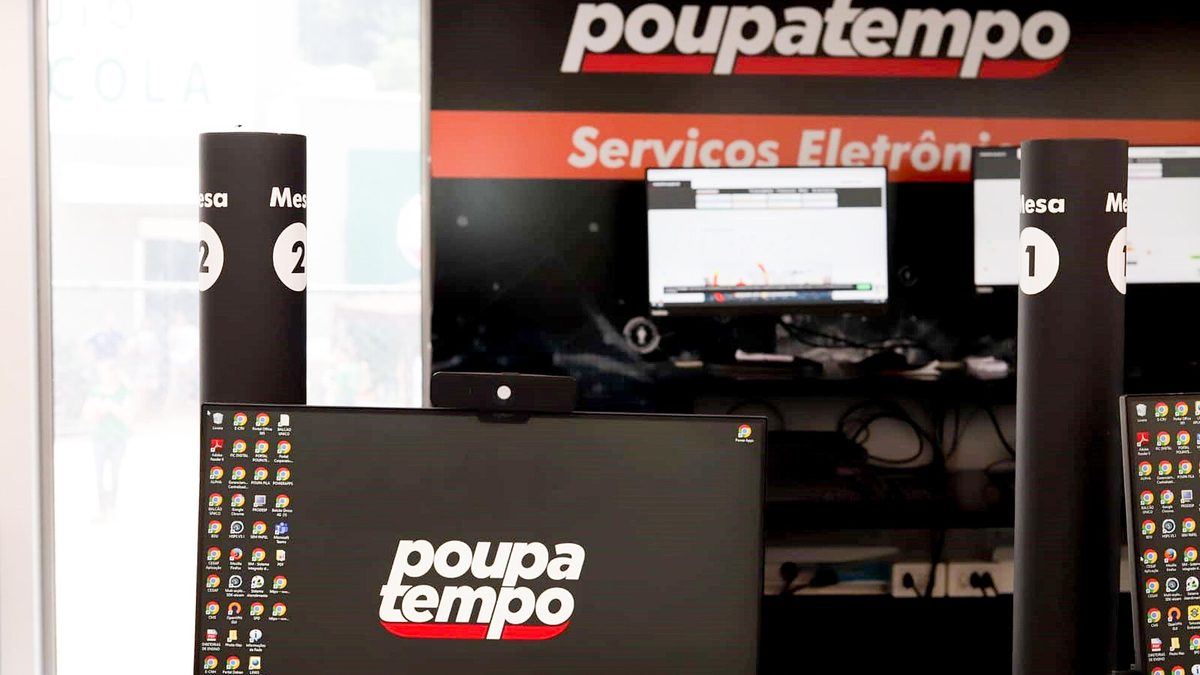 Mesas de atendimento com computadores em unidade móvel do Poupatempo