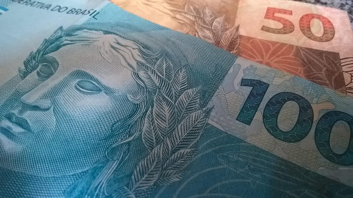Cédulas de 100 e de 50 reais