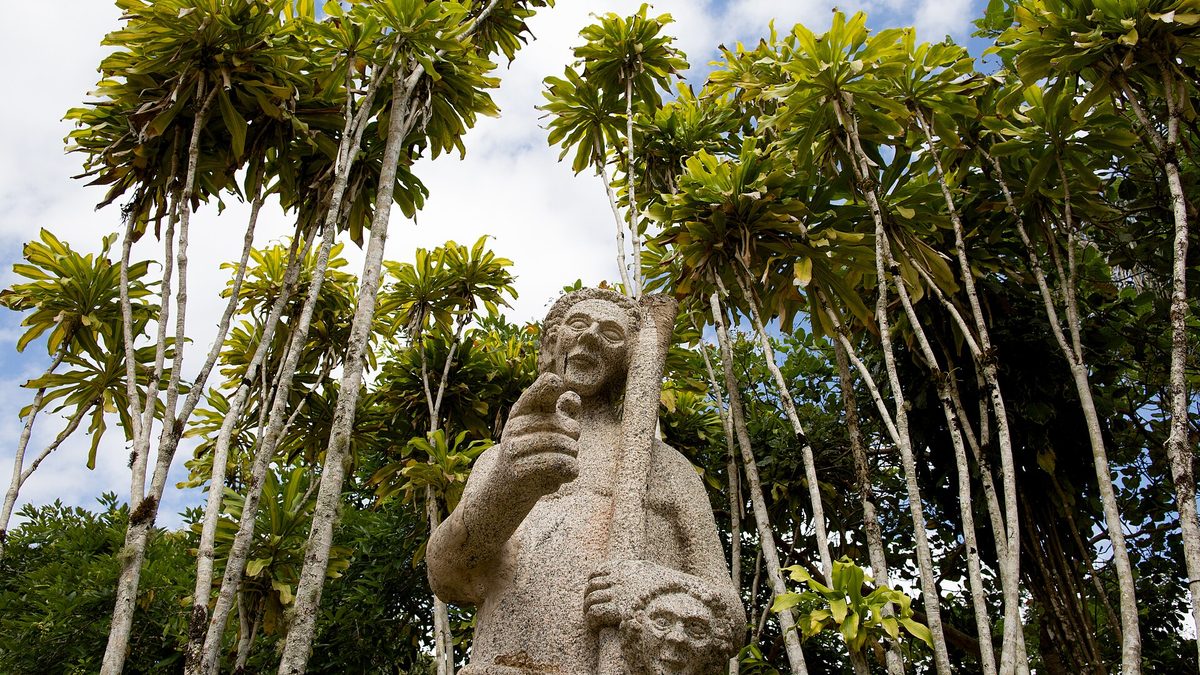Escultura de pedra entre árvores no Parque Memorial Quilombo dos Palmares, na Serra da Barriga, em Alagoas