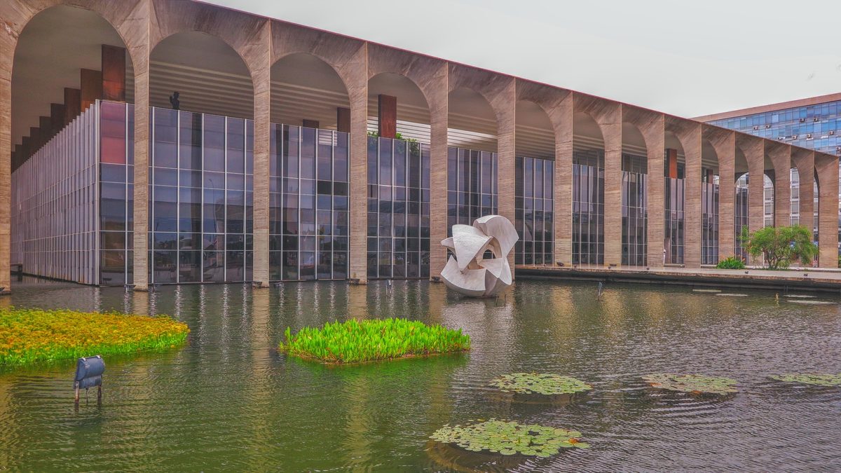 Palácio Itamaraty, sede do Ministério das Relações Exteriores, com espelho d'água, em Brasília