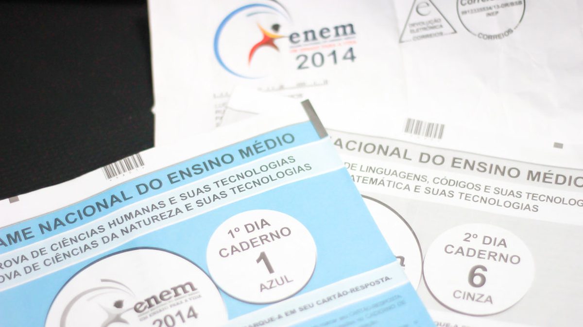 Cadernos de prova do primeiro e do segundo dia do Enem sobre a mesa
