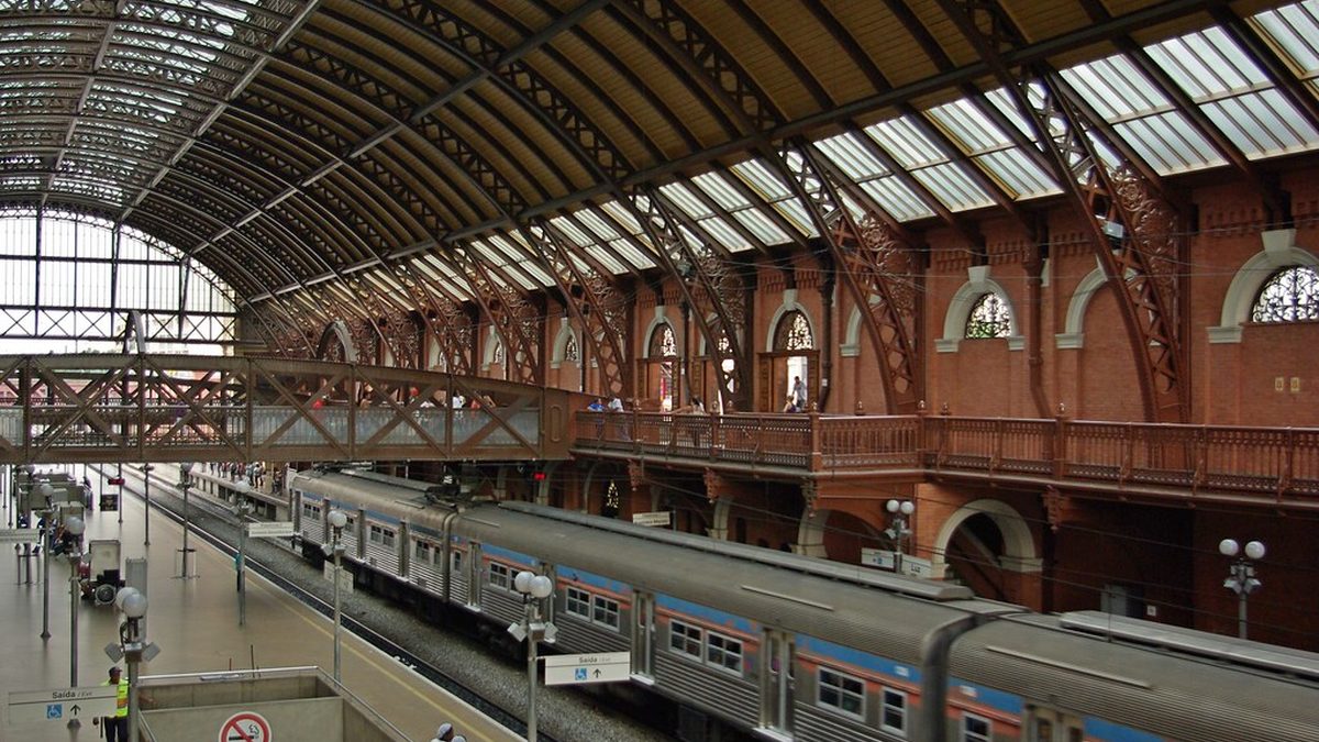 Trens da CPTM parados na plataforma da Estação da Luz, sob a cobertura de ferro, em São Paulo