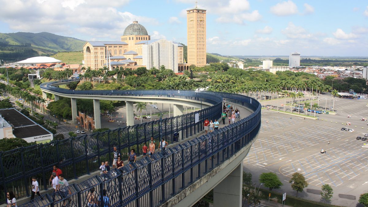 Passarela da Fé com fiéis a caminho do Santuário Nacional de Aparecida