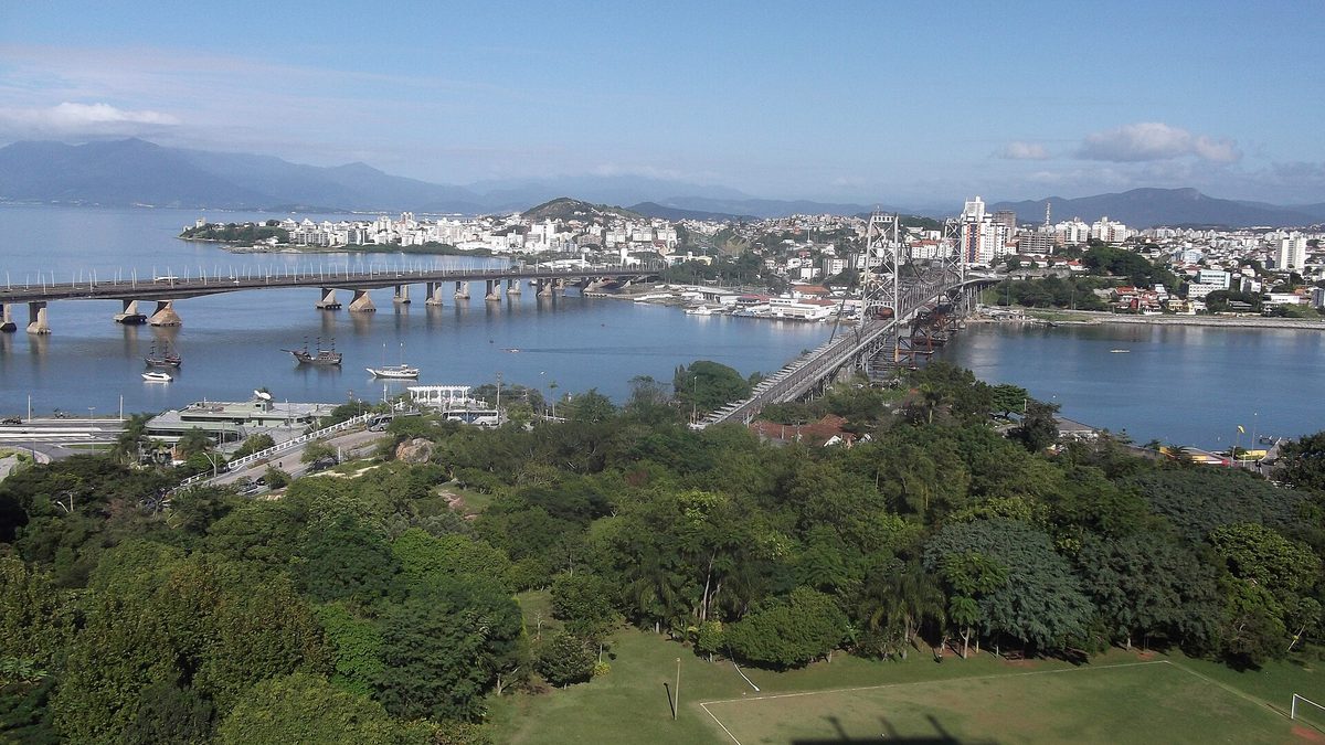 Pontes Colombo Salles e Hercílio Luz sobre a baía, vistas do alto, em Florianópolis