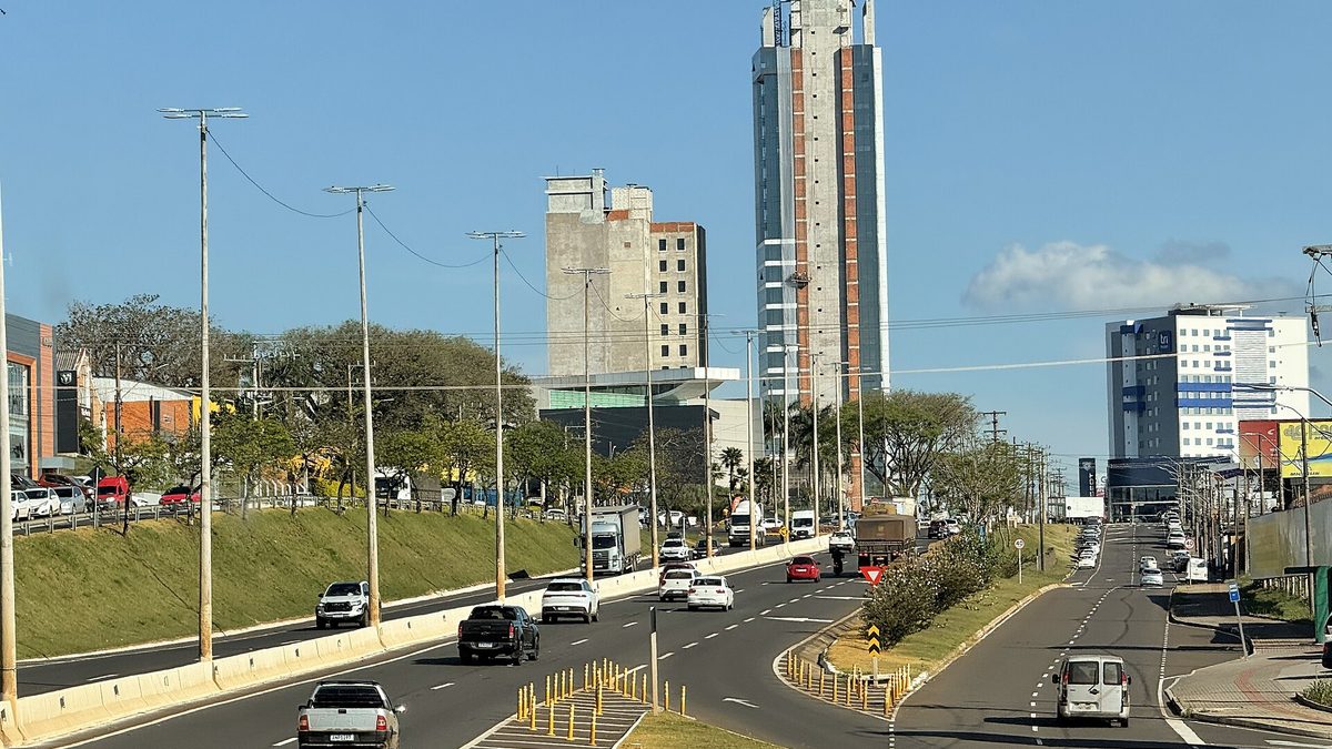 Trecho urbano da BR-480 na entrada de Chapecó, com prédios ao fundo, no Oeste de Santa Catarina