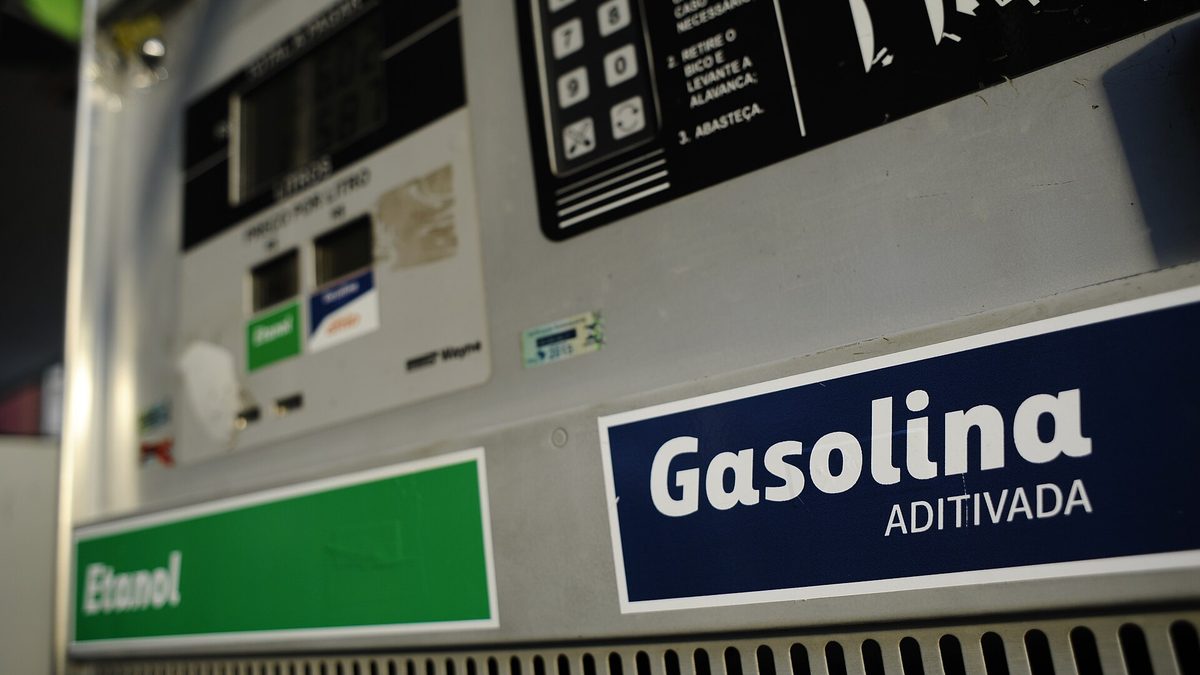 Bomba de combustível com as indicações de gasolina aditivada e etanol em um posto