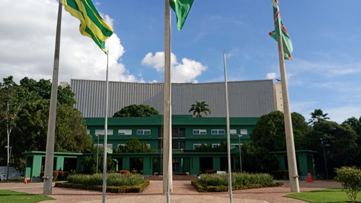 Palácio das Esmeraldas, sede do governo de Goiás, com bandeiras hasteadas, na Praça Cívica, em Goiânia