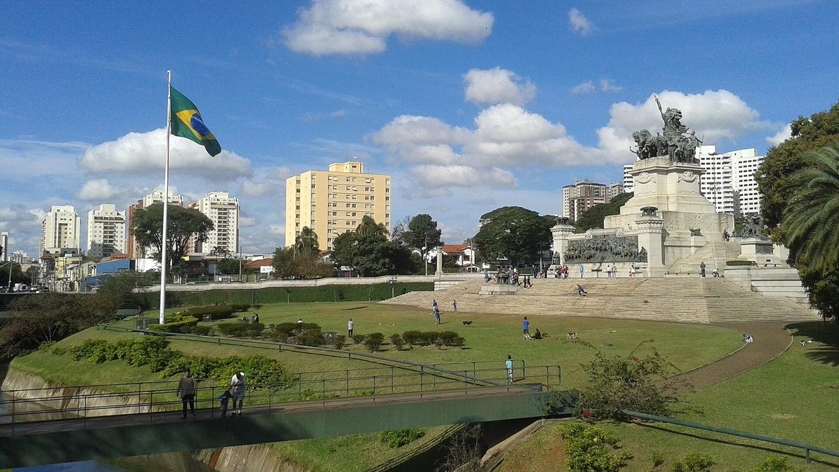 Monumento à Independência e Bandeira do Brasil no Parque da Independência, em São Paulo