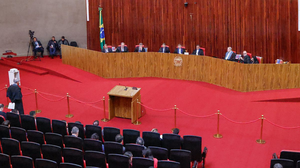 Plenário do Tribunal Superior Eleitoral visto do fundo da sala, com carpete vermelho, em Brasília