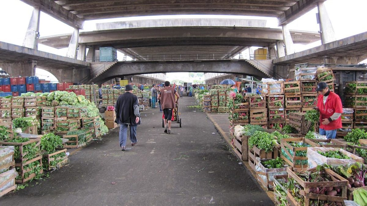 Caixas de verduras e legumes sob viaduto na Ceagesp, em São Paulo