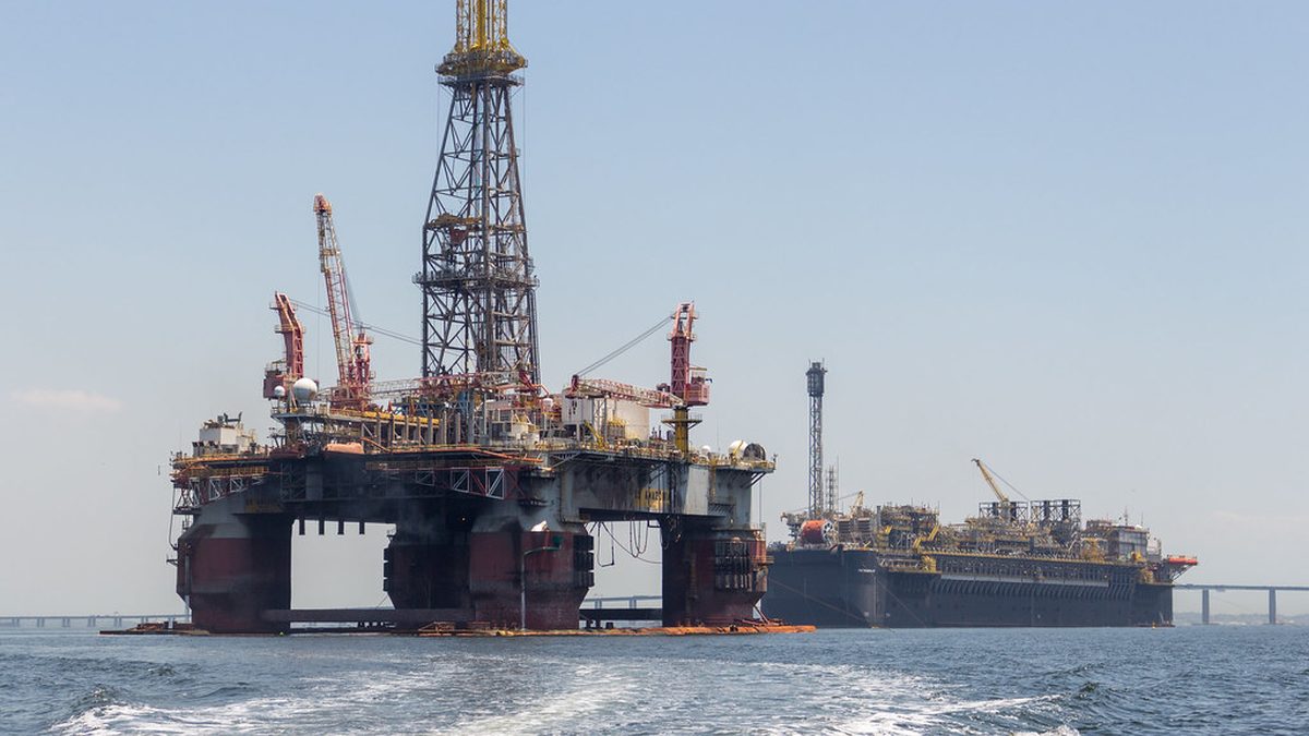 Plataforma de petróleo na Baía de Guanabara, com a ponte Rio-Niterói ao fundo