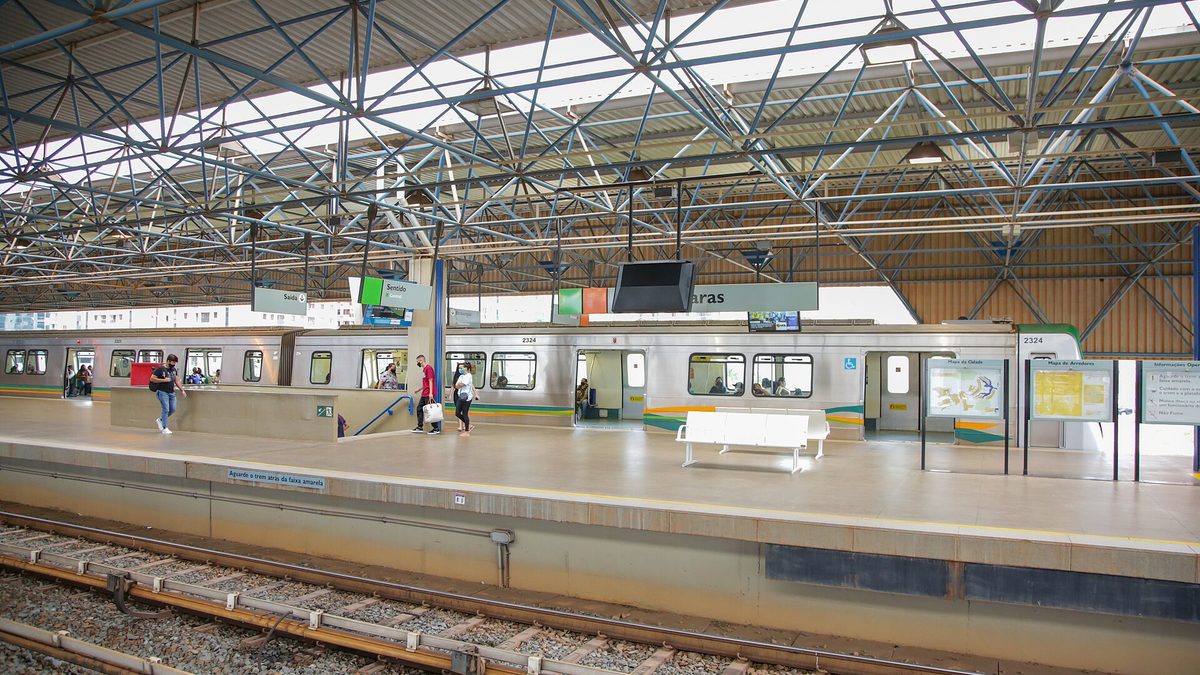 Trem parado na plataforma da estação Águas Claras, do Metrô do Distrito Federal