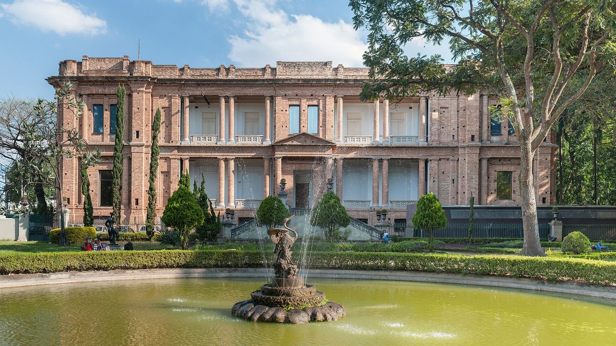 Fachada da Pinacoteca de São Paulo com fonte e jardim, na região da Luz