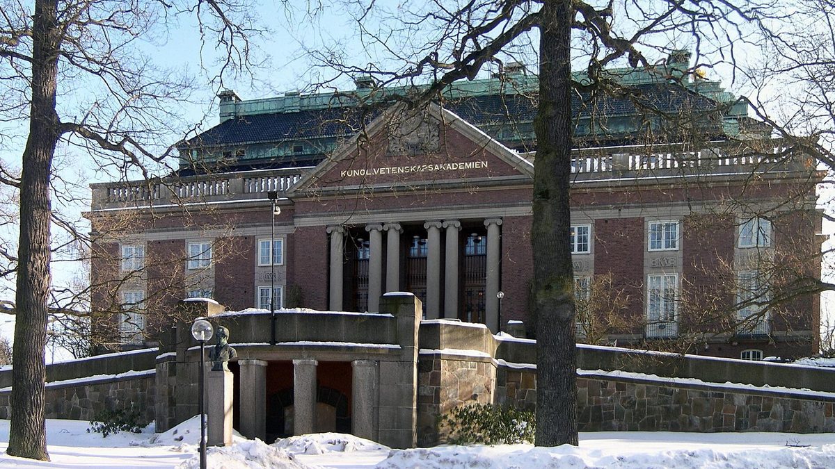 Sede da Real Academia Sueca de Ciências, em Estocolmo, com neve no jardim