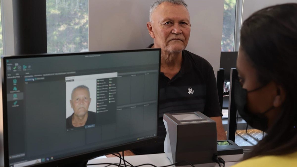 Cidadão é fotografado para emitir a carteira de identidade no Poupatempo
