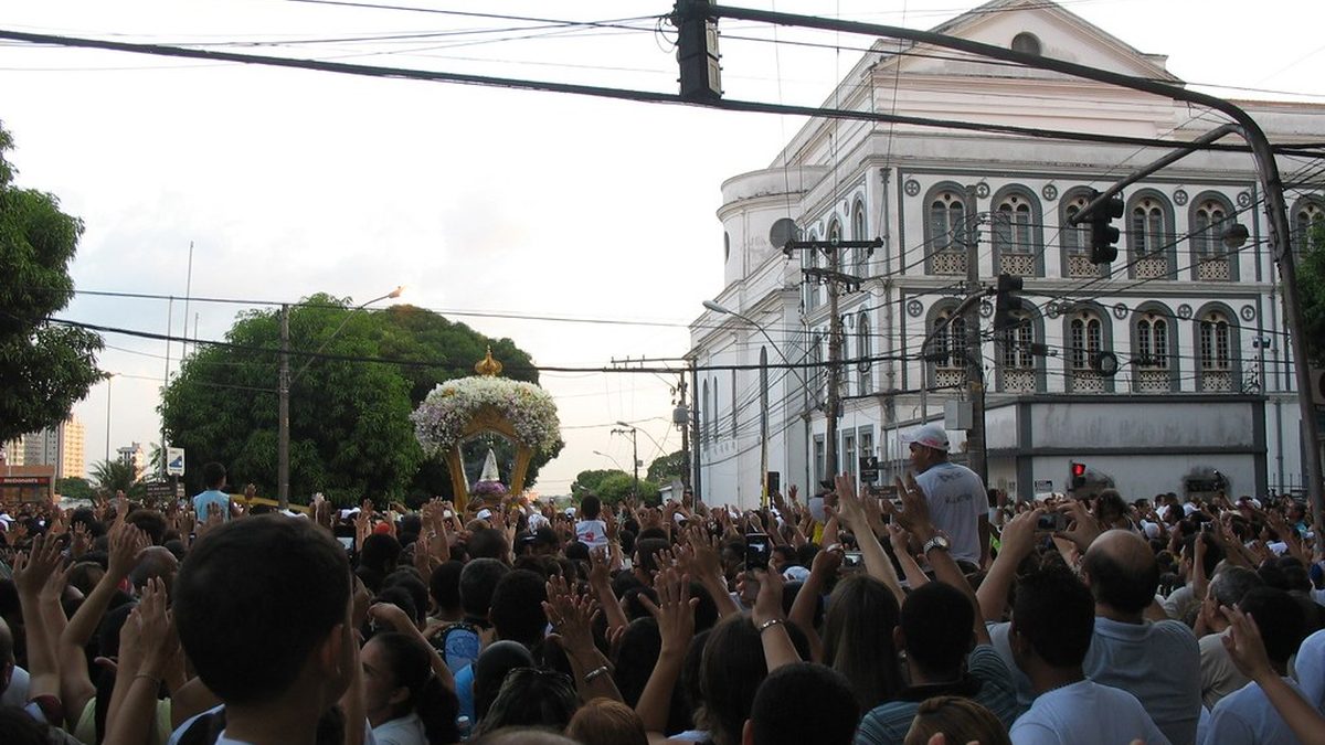 Multidão de fiéis acompanha a berlinda com a imagem de Nossa Senhora de Nazaré, em Belém
