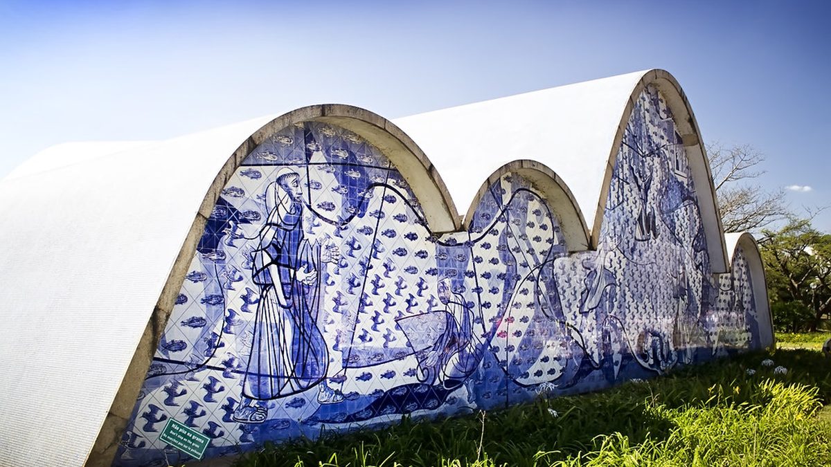 Painel de azulejos azuis de Portinari na fachada dos fundos da Igreja São Francisco de Assis, na Pampulha