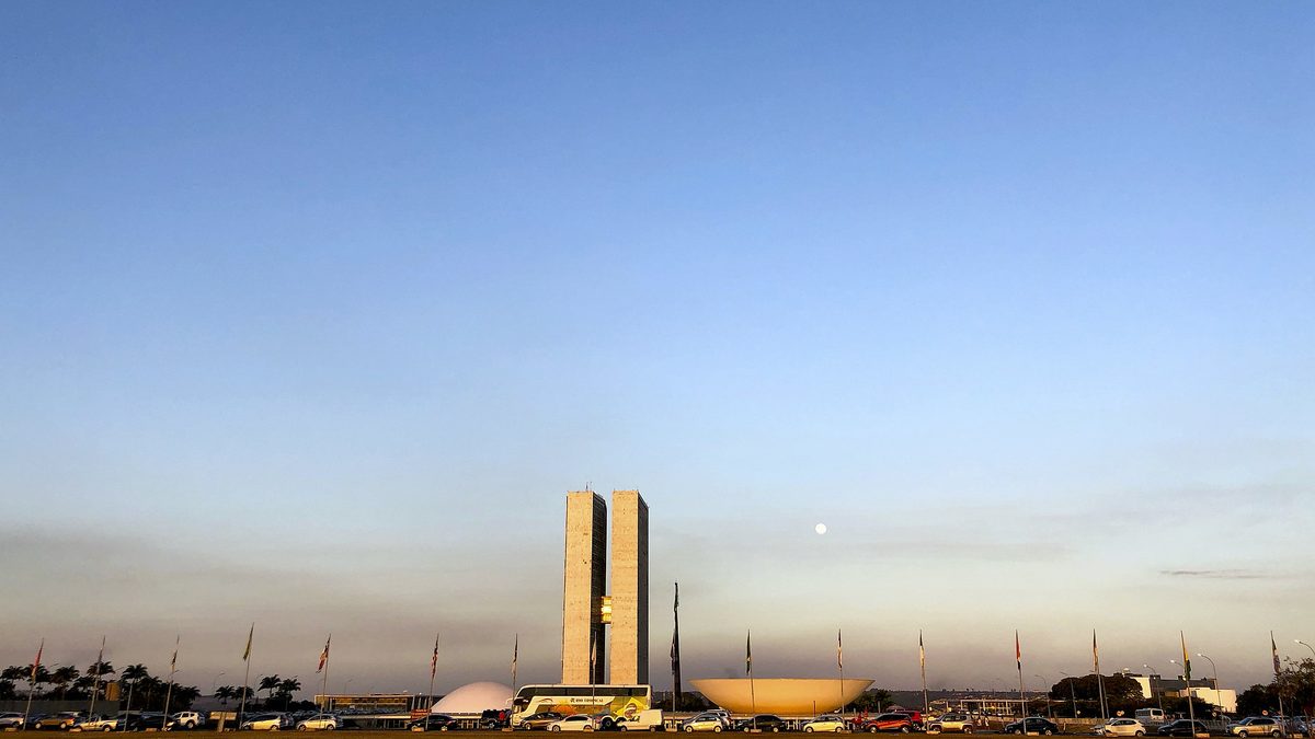 Torres e cúpulas do Congresso Nacional vistas da Esplanada, em Brasília