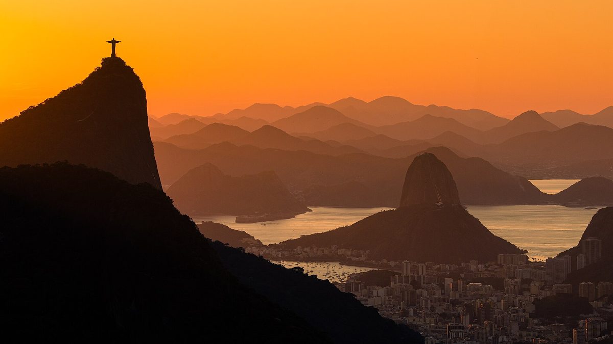 Cristo Redentor no alto do Corcovado e Pão de Açúcar ao fundo, ao amanhecer, no Rio