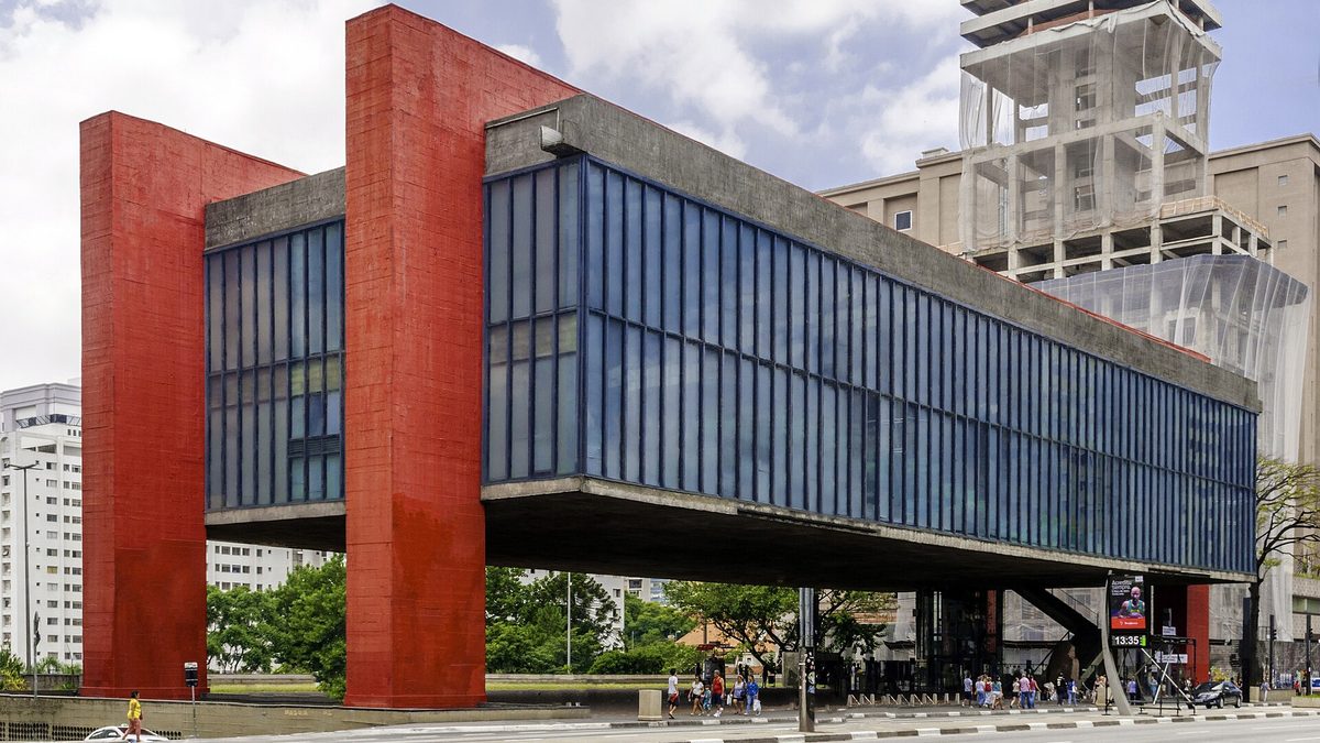 Prédio do MASP, com pilares vermelhos, na Avenida Paulista, em São Paulo
