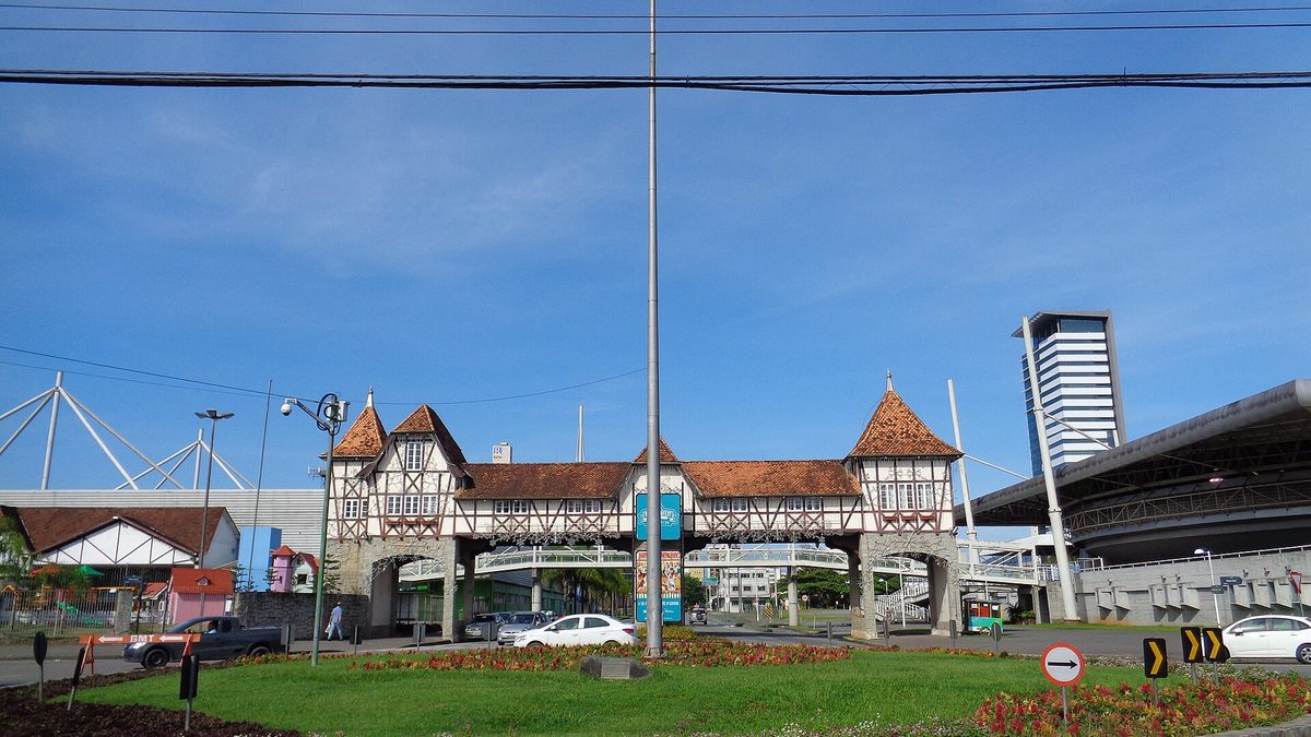Pórtico em estilo enxaimel na entrada do Parque Vila Germânica, em Blumenau