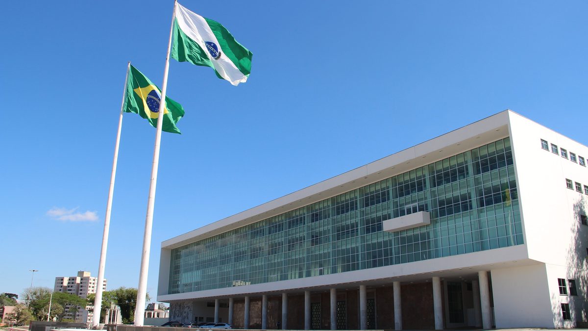 Palácio Iguaçu, sede do governo do Paraná, com as bandeiras do Brasil e do estado, em Curitiba
