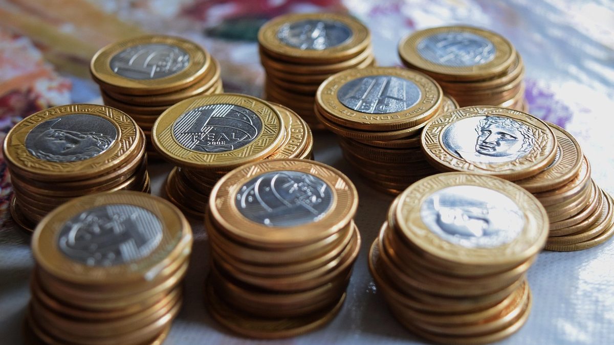 Pilhas de moedas de 1 real