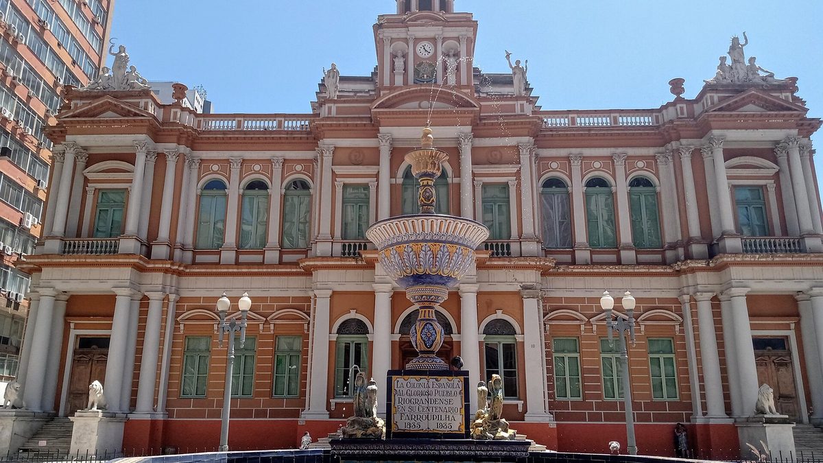 Fachada do Paço Municipal de Porto Alegre, com a Fonte Talavera à frente