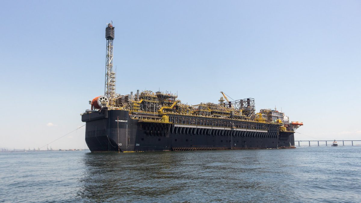 Navio-plataforma de petróleo ancorado na Baía de Guanabara, com a ponte Rio-Niterói ao fundo
