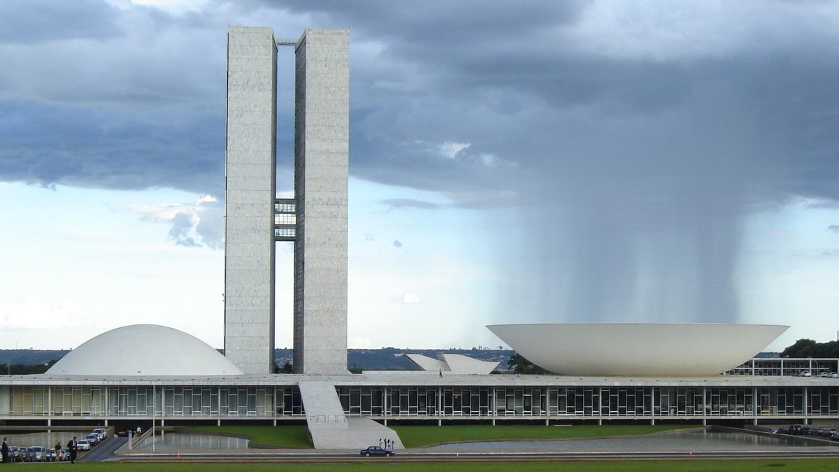 Congresso Nacional sob céu de chuva, em Brasília