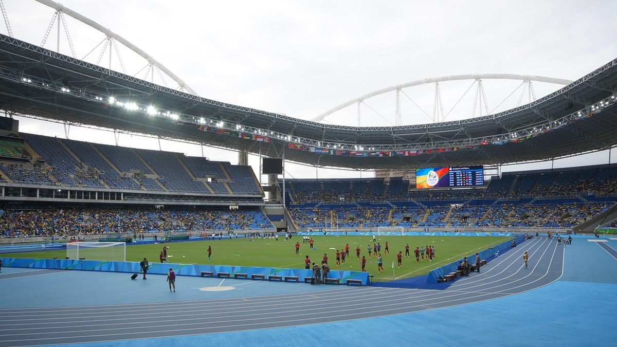 Gramado, pista de atletismo e arquibancadas do estádio Nilton Santos, no Rio de Janeiro