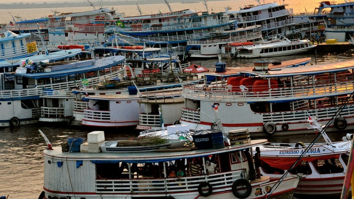 Barcos regionais atracados no porto de Manaus, no rio Negro