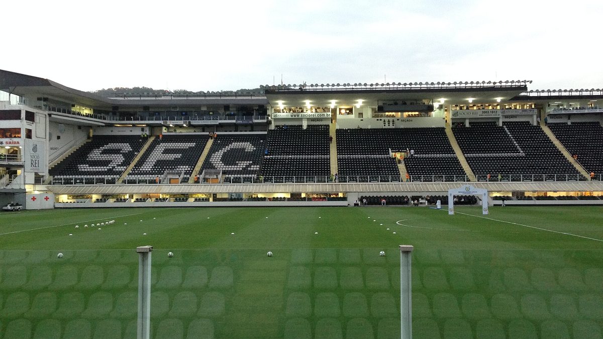 Gramado e arquibancadas da Vila Belmiro, estádio do Santos
