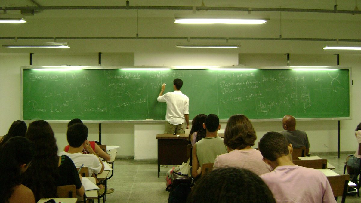 Estudantes assistem a aula de matemática em sala com quadro verde da Universidade Federal Fluminense