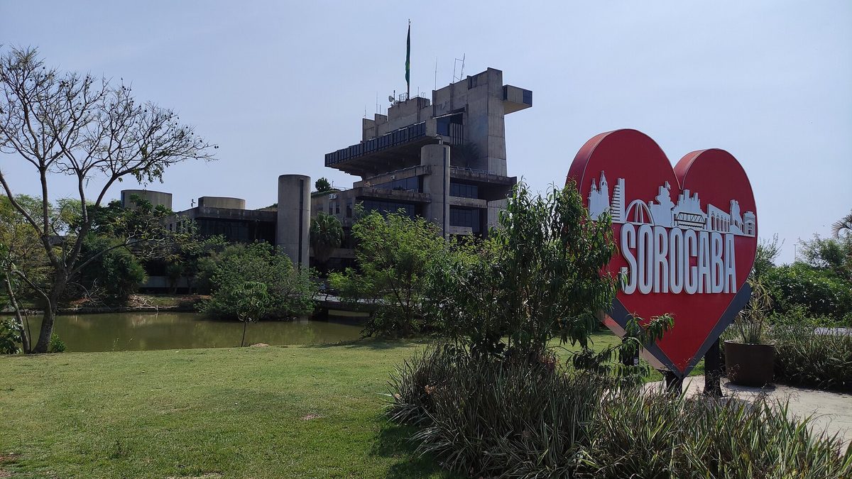 Gramado e lago do Parque do Paço Municipal, com letreiro de coração escrito Sorocaba e o prédio ao fundo