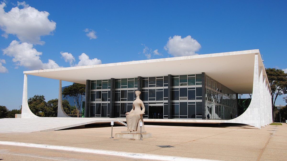 Sede do Supremo Tribunal Federal e a estátua A Justiça, em Brasília