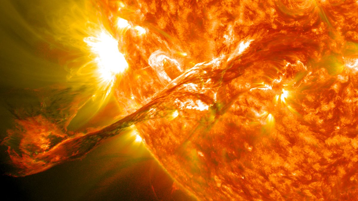 Filamento de gás incandescente se desprende do Sol, em imagem de telescópio espacial