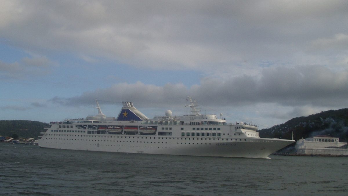 Navio de cruzeiro no canal do Porto de Santos